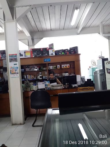 HWCOM store interior